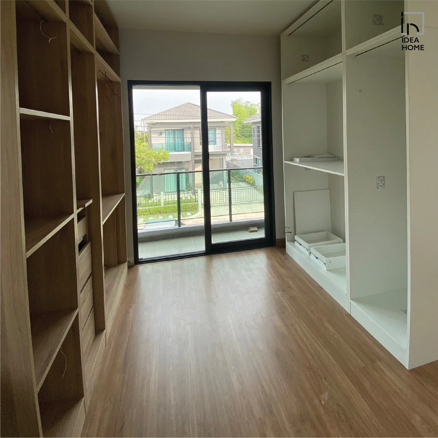 ห้องตู้เสื้อผ้า built-in และพื้นที่เก็บของในบ้านโดย IDEA HOME
