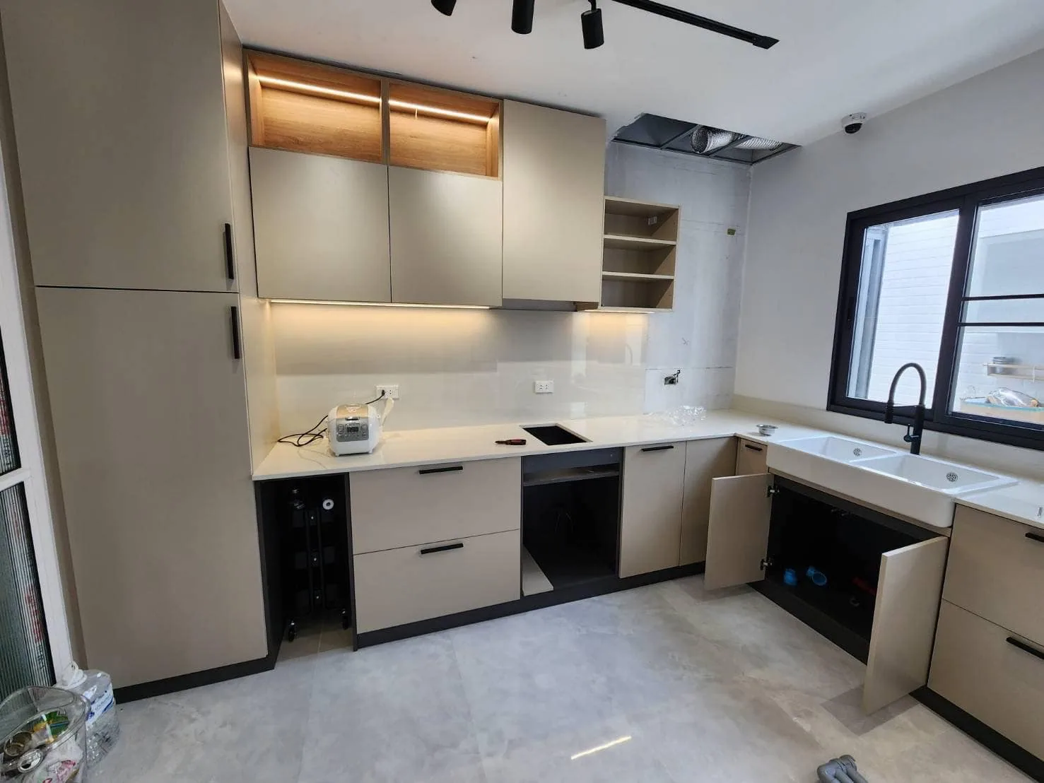 ครัว built-in โทนอบอุ่นพร้อมไฟซ่อนและหน้าบานสั่งผลิตโดย IDEA HOME