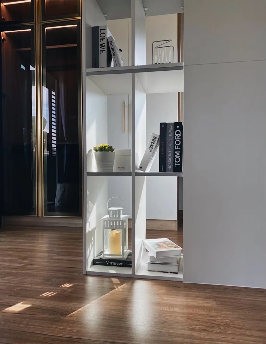 รายละเอียดชั้นวางและตู้ built-in พร้อมไฟและงานเก็บผิวโดย IDEA HOME