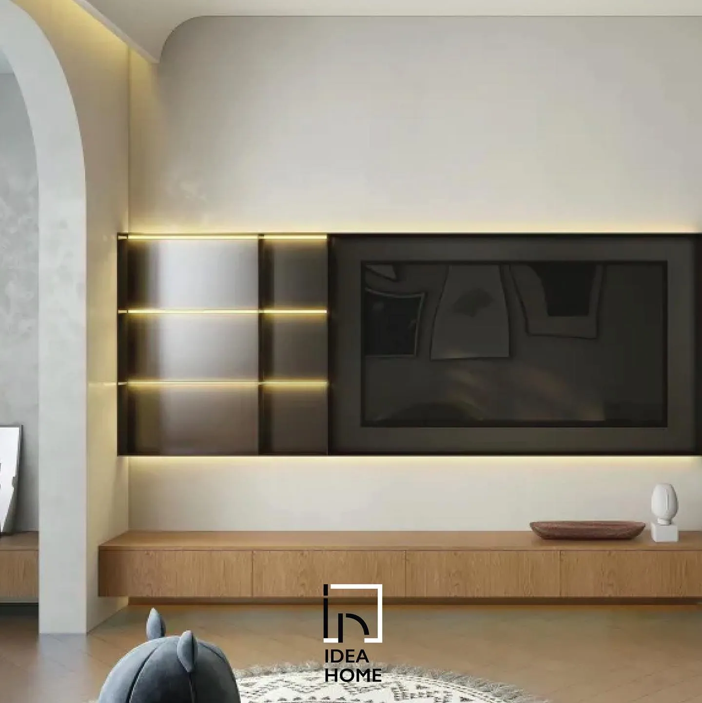 ผนังทีวี built-in พร้อมไฟซ่อนและงานไม้โทนอุ่นโดย IDEA HOME