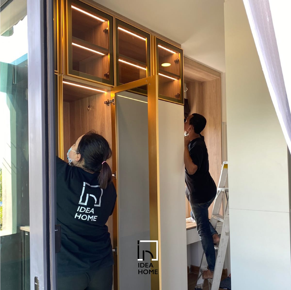 ทีมช่าง IDEA HOME ติดตั้งตู้โชว์ Built-in พร้อมไฟ LED หน้างานจริง